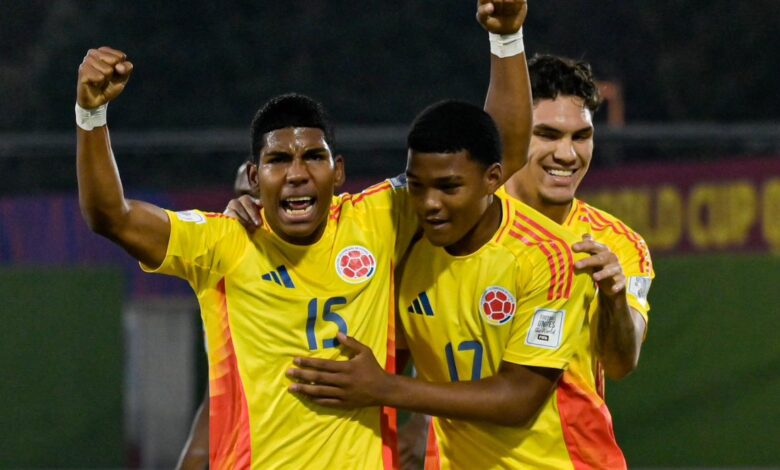 Los jugadores de la selección sub 17 celebran el triunfo 2-0 ante Corea del Norte, en Doha.